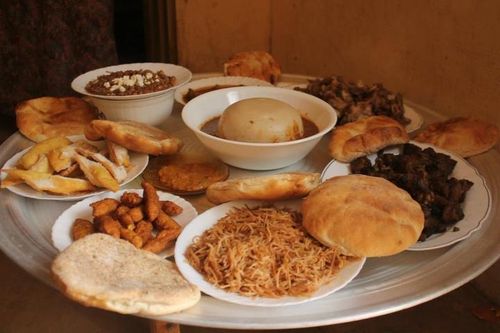 Image of traditional foods from Sudan laid out on a big plate. 